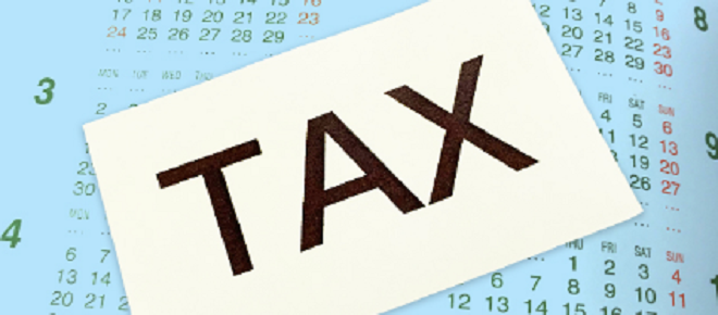 カレンダーにTAXの文字を載せ、売却時期と課税を表すイメージ